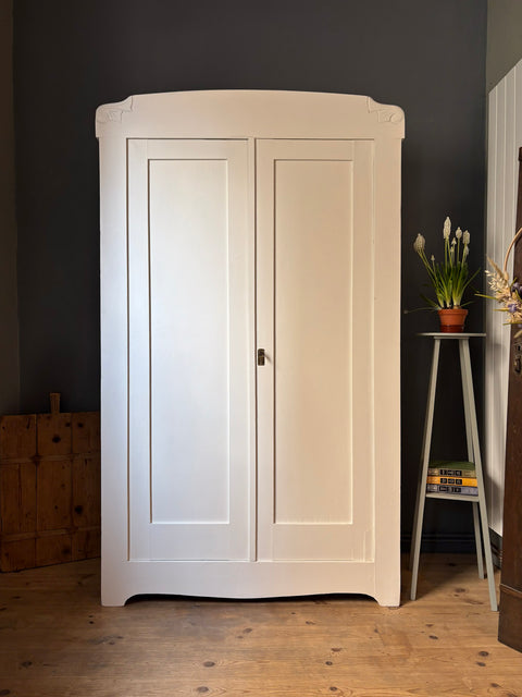 Antiker dänischer Zweitürer Kleiderschrank aus Weichholz in Altweiß, mit klassischen Holzdetails und eleganter Oberfläche.