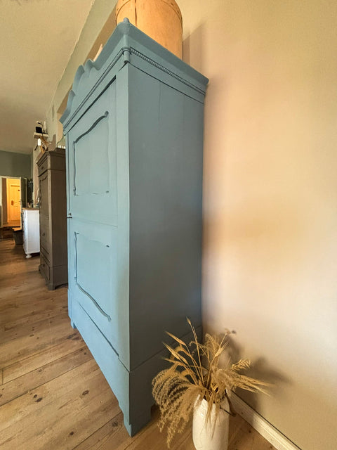 Schrank von der Seite, blaue Kreidefarbe im Streiflicht
