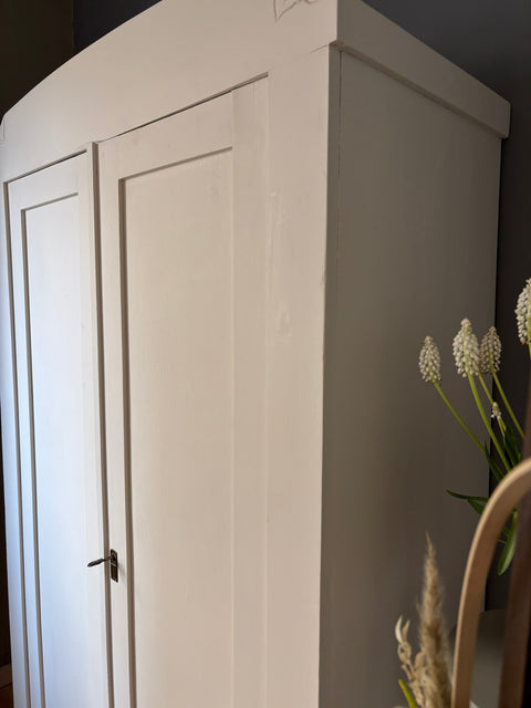 Antiker dänischer zweitüriger Kleiderschrank aus Weichholz in Altweiß, mit eleganten Details und klassischem Design.