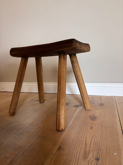 Antiker Hocker aus Weichholz mit dunkelbrauner Patina, drei Beine