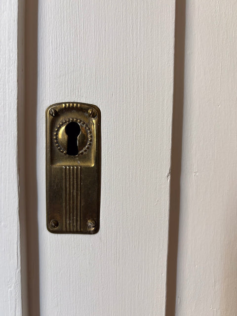 Antiker dänischer zweitüriger Kleiderschrank aus Weichholz in Altweiß, mit sichtbaren Holzmaserungen