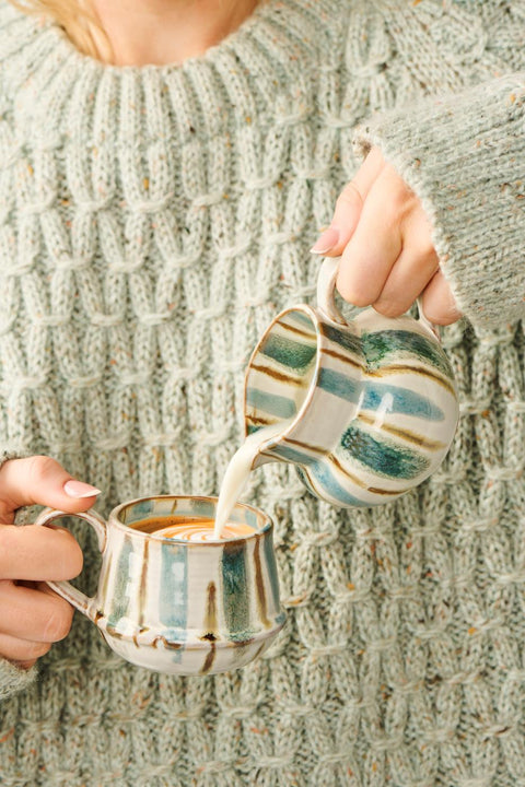 Ib Laursen Kanne mit Henkel Kalmar breite staubig blaue Streifen - Weingärtners Genusshandwerk