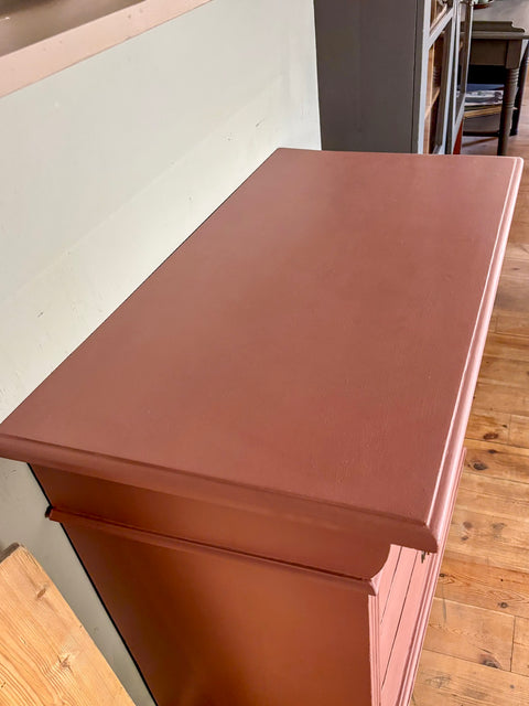 Antike Weichholzkommode in Kreidefarbe Scarlet Dust mit rotbraunem Finish, hand.