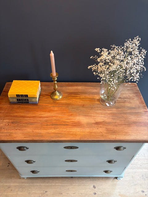 Vintage Massivholz Kommode in Kreidefarbe Pebble Water, graugrün mit eleganten Schubladen