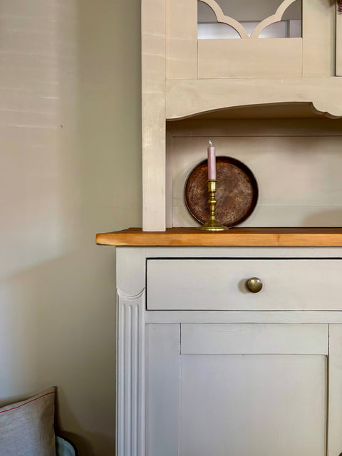 Dänisches Vintage Küchenbuffet in Kreidefarbe Forest Beige, mit Holzdetails und antikem Charme