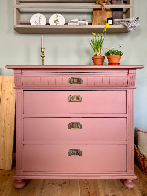 Antike Weichholzkommode in Kreidefarbe Scarlet Dust, rotbraun, mit antikem Design und stilvollen Holzgriffen.