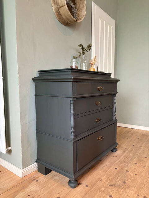 Dänische Kommode mit "Geheimfach" | Kreidefarbe Urabn Black (schwarz-grün) - Weingärtners Genusshandwerk