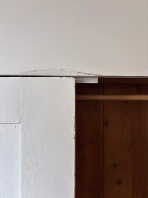 Antiker dänischer zweitüriger Kleiderschrank aus Weichholz im weißen Altweiß, mit eleganten Details und stabilem Design.