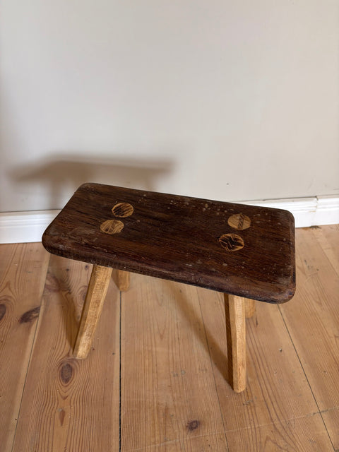 Antiker Hocker aus Weichholz mit warmbrauner Patina, Sitzfläche von oben