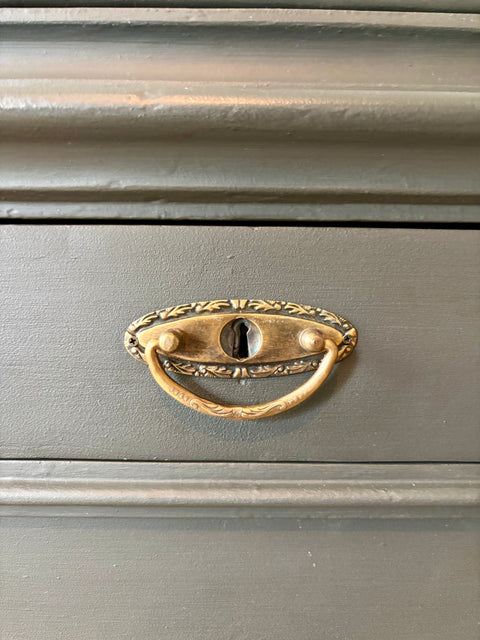 Dänische Kommode mit "Geheimfach" | Kreidefarbe Urabn Black (schwarz-grün) - Weingärtners Genusshandwerk