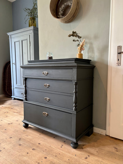 Dänische Kommode mit "Geheimfach" | Kreidefarbe Urabn Black (schwarz-grün) - Weingärtners Genusshandwerk