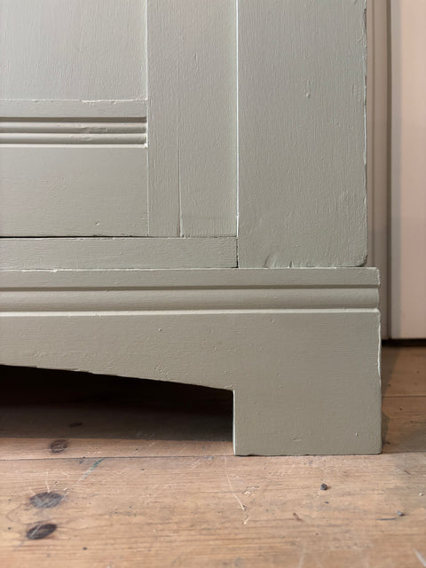 Zweitürige antike Vitrine in Kreidefarbe Gooseberry, grün-grau, mit eleganten Holzdetails und klassischen Design.