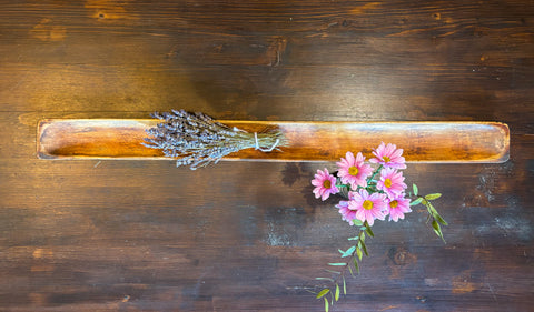 Lange antike Backmolle aus Holz, dekoriert mit Lavendel und Blüten