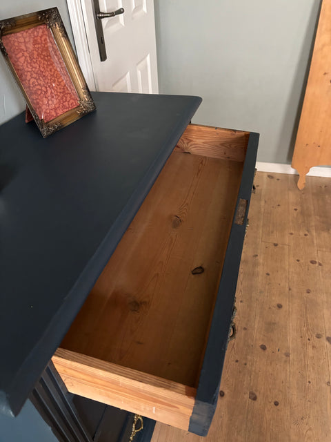 Dänische Kommode | Kreidefarbe Ink (dunkelblau) - Weingärtners Genusshandwerk