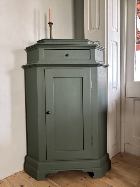 Alter Dänischer Eckschrank | Kreidefarbe Camouflage - Weingärtners Genusshandwerk