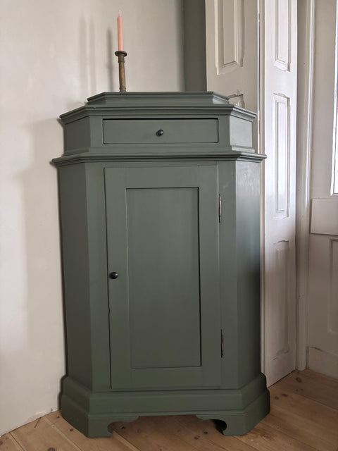 Alter Dänischer Eckschrank | Kreidefarbe Camouflage - Weingärtners Genusshandwerk