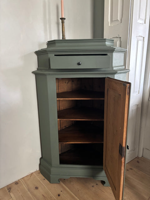 Alter Dänischer Eckschrank | Kreidefarbe Camouflage - Weingärtners Genusshandwerk