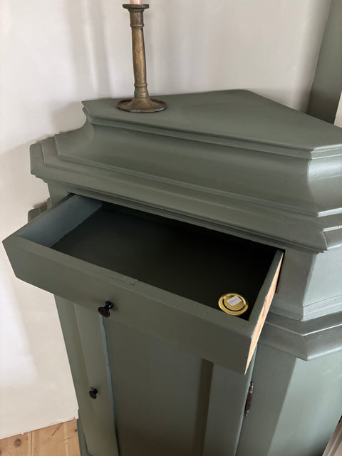 Alter Dänischer Eckschrank | Kreidefarbe Camouflage - Weingärtners Genusshandwerk