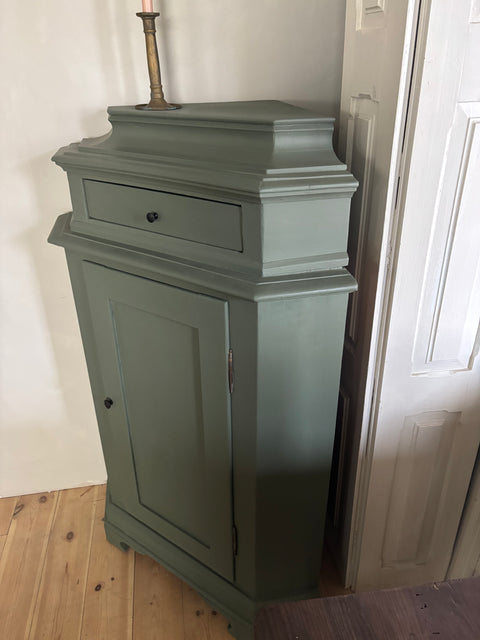 Alter Dänischer Eckschrank | Kreidefarbe Camouflage - Weingärtners Genusshandwerk