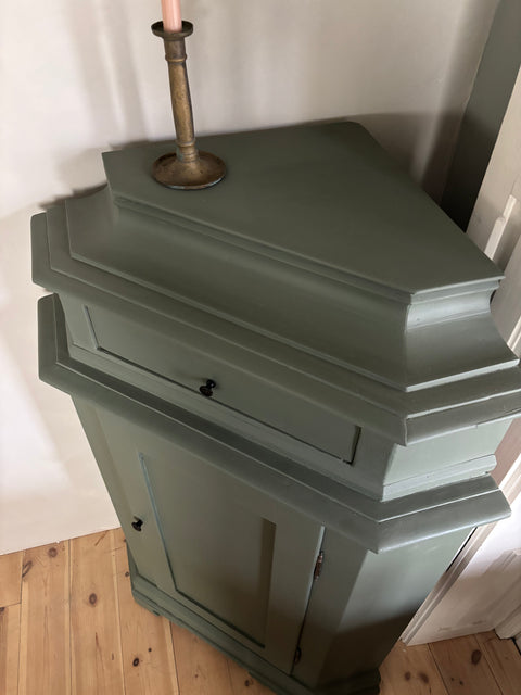 Alter Dänischer Eckschrank | Kreidefarbe Camouflage - Weingärtners Genusshandwerk