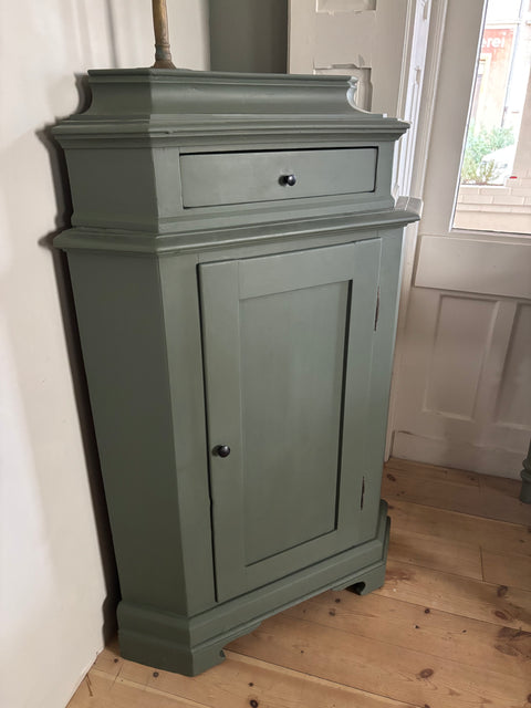 Alter Dänischer Eckschrank | Kreidefarbe Camouflage - Weingärtners Genusshandwerk