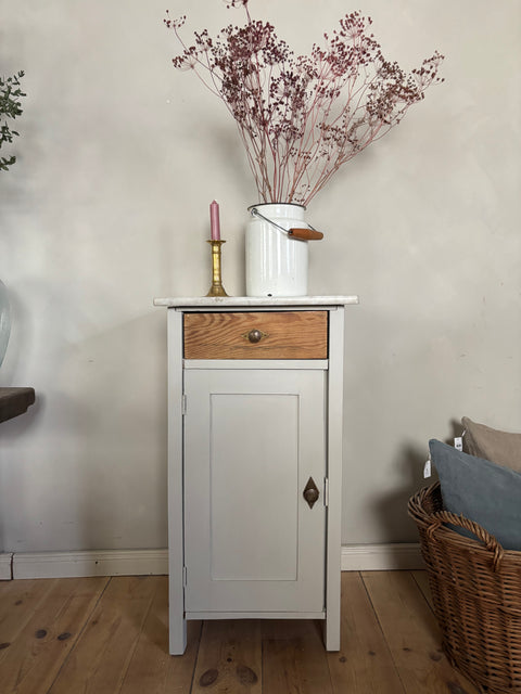 Nachttisch mit Marmorplatte | Greige Matt - Weingärtners Genusshandwerk