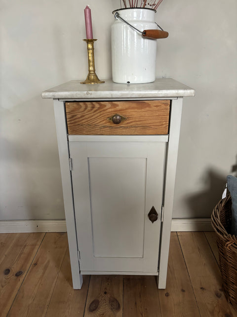 Nachttisch mit Marmorplatte | Greige Matt - Weingärtners Genusshandwerk