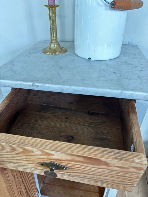 Nachttisch mit Marmorplatte | Greige Matt - Weingärtners Genusshandwerk