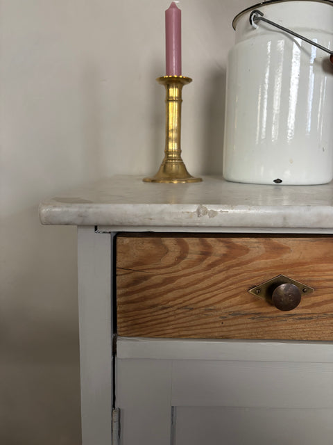 Nachttisch mit Marmorplatte | Greige Matt - Weingärtners Genusshandwerk