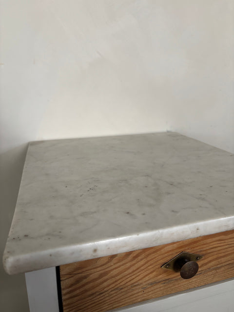 Nachttisch mit Marmorplatte | Greige Matt - Weingärtners Genusshandwerk