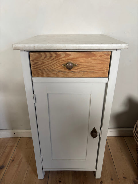 Nachttisch mit Marmorplatte | Greige Matt - Weingärtners Genusshandwerk