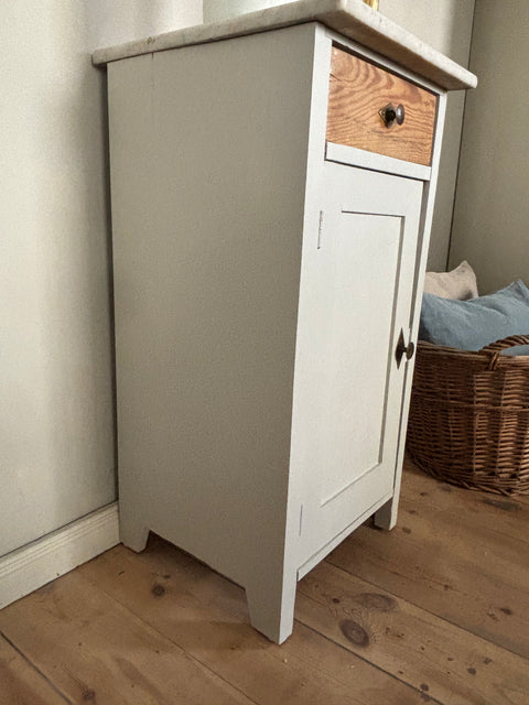 Nachttisch mit Marmorplatte | Greige Matt - Weingärtners Genusshandwerk