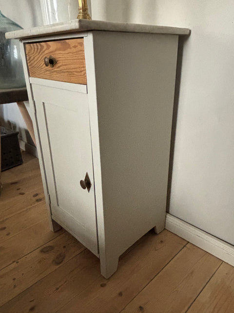 Nachttisch mit Marmorplatte | Greige Matt - Weingärtners Genusshandwerk