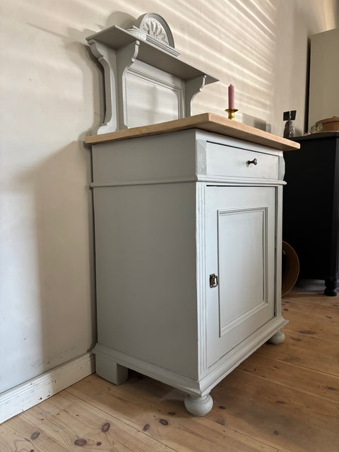 Kleiner alter Schrank - Weingärtners Genusshandwerk