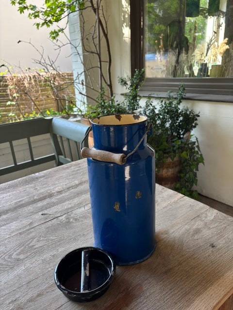 Alte Emaille Milchkanne Blau - Weingärtners Genusshandwerk