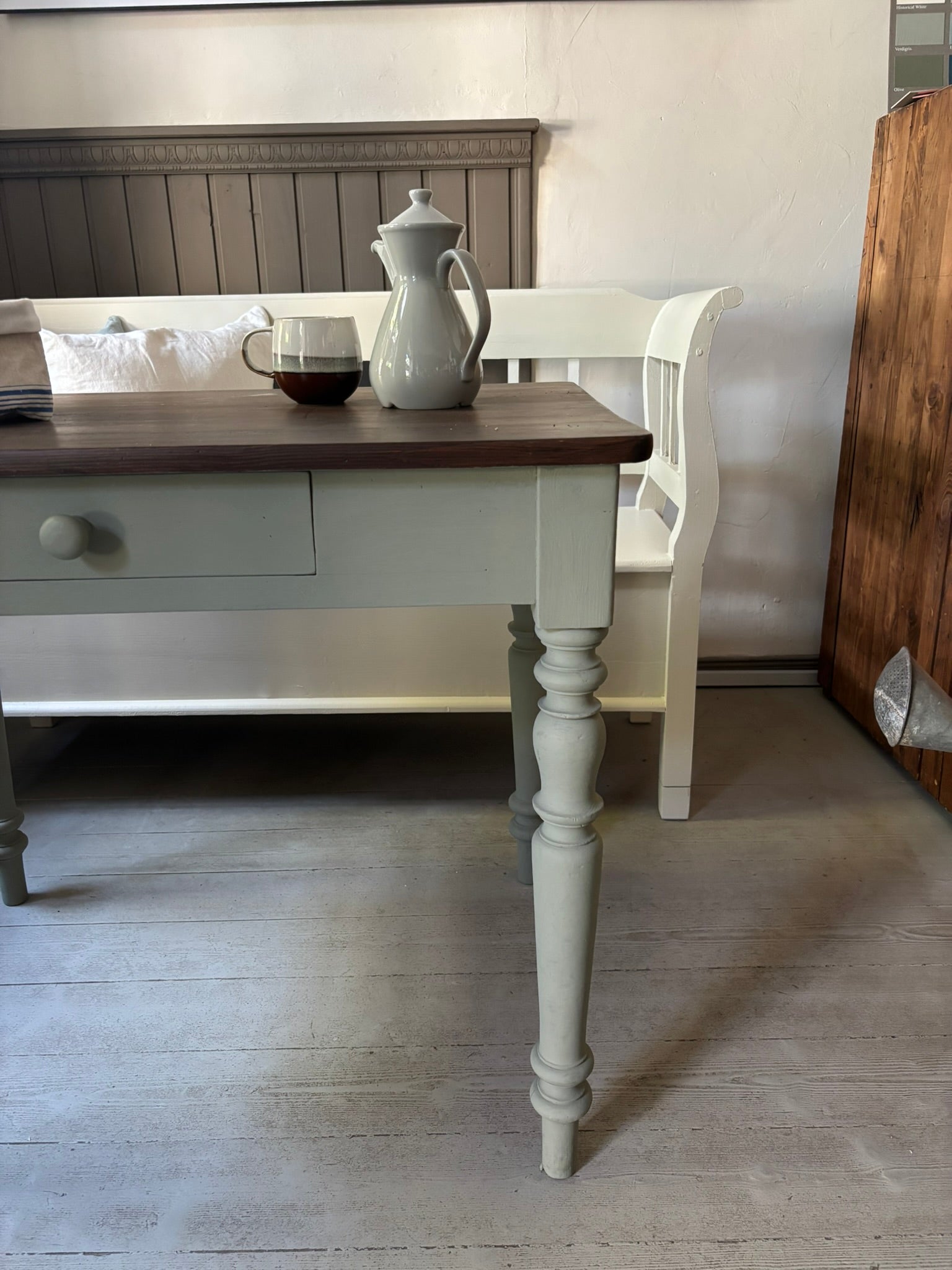Vintage Holztisch mit Schublade (63x94cm) - Weingärtners Genusshandwerk