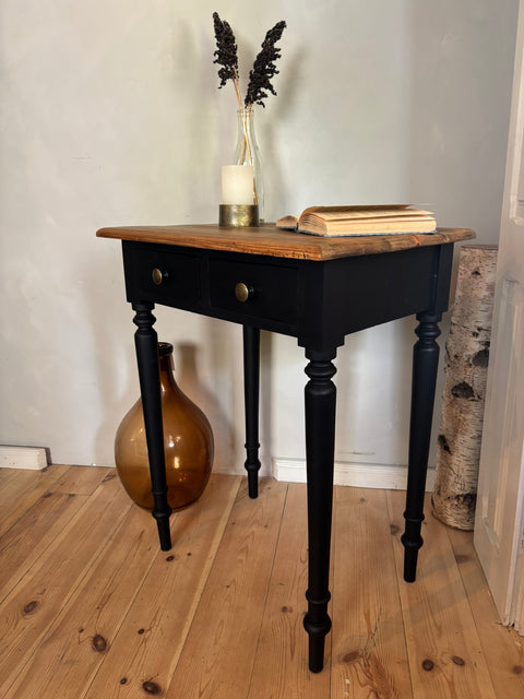Dänischer vintage Beistelltisch | Kreidefarbe Soft Black (schwarz) - Weingärtners Genusshandwerk