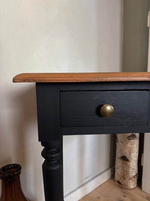 Dänischer vintage Beistelltisch | Kreidefarbe Soft Black (schwarz) - Weingärtners Genusshandwerk
