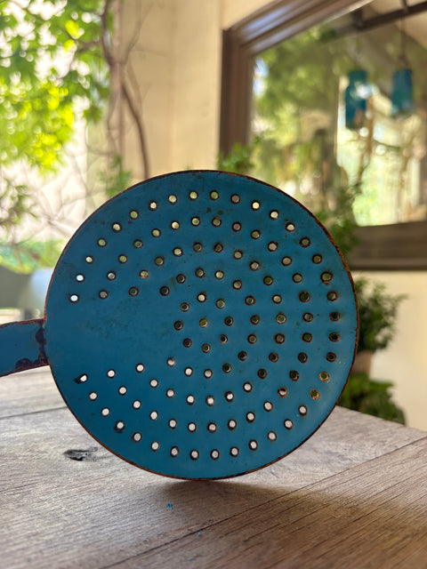 Alte Emaille Schöpfkelle mit Sieb hellblau