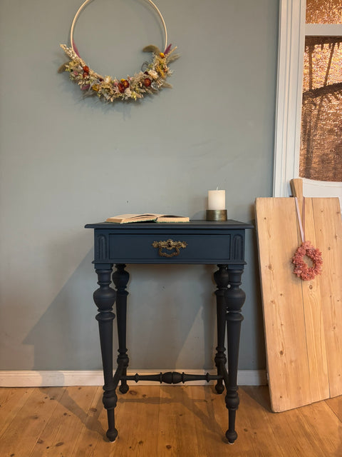 Dänischer Vintage Beistelltisch | Kreidefarbe ink (dunkelblau) - Weingärtners Genusshandwerk