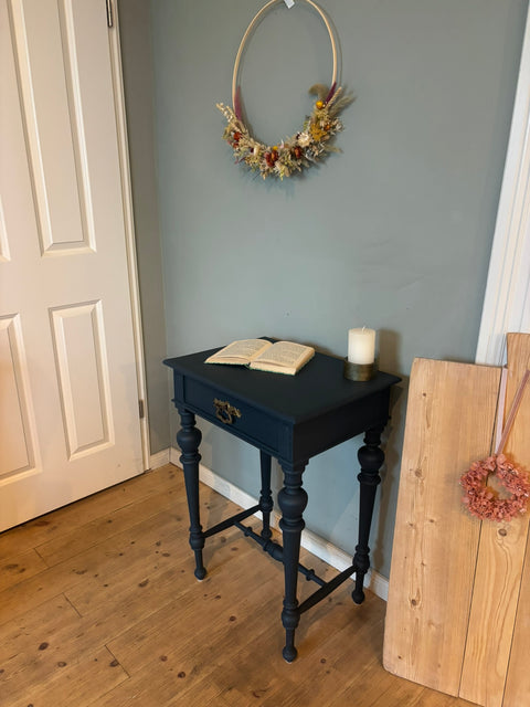 Dänischer Vintage Beistelltisch | Kreidefarbe ink (dunkelblau) - Weingärtners Genusshandwerk