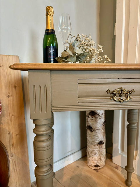 Dänischer Vintage Beistelltisch | Kreidefarbe drab (grün-grau-braun)