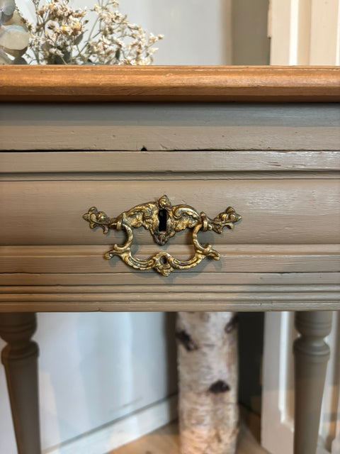 Dänischer Vintage Beistelltisch | Kreidefarbe drab (grün-grau-braun)