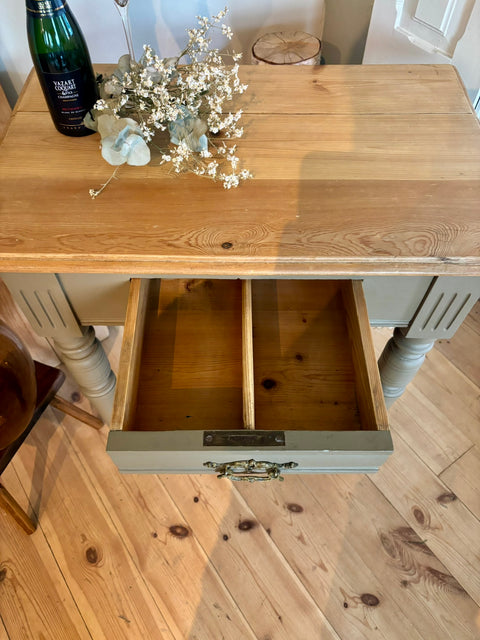 Dänischer Vintage Beistelltisch | Kreidefarbe drab (grün-grau-braun)