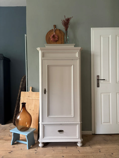 Dänischer Vintage Hochschrank | Kreidefarbe Soft Linen (beige) - Weingärtners Genusshandwerk