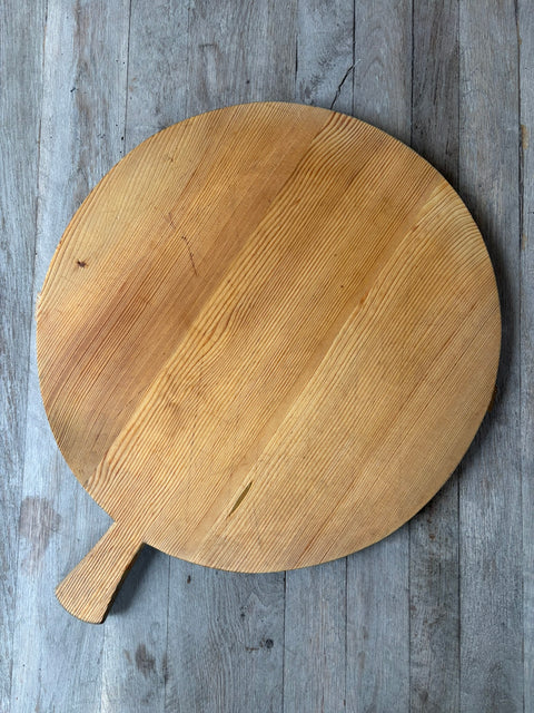Rustikales Vintage Holzbrett – rundes Brett mit Griff Ø ca. 52 cm - Weingärtners Genusshandwerk