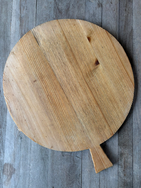 Vintage Holzbrett – rundes Brett mit Griff Ø ca.49 cm - Weingärtners Genusshandwerk