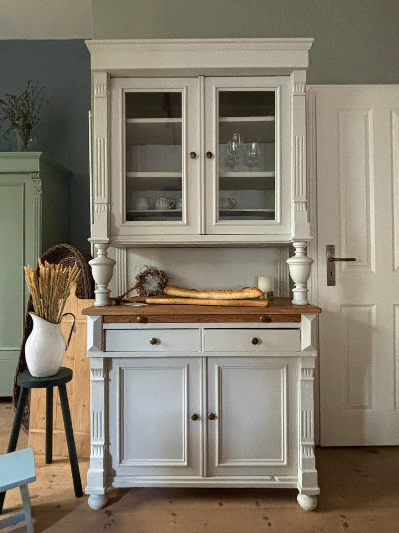 Dänisches antikes Vintage Küchenbuffet | Kreidefarbe Salt (hellgrau) - Weingärtners Genusshandwerk