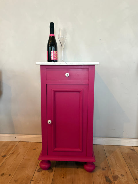 Dänischer Vintage Nachttisch mit Marmorplatte | Kreidefarbe Fuchsia (Pink) - Weingärtners Genusshandwerk