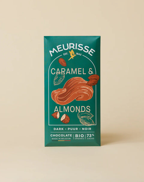 Meurisse dunkle Schokolade mit Karamell-Mandeln, Bio und Fairtrade, 100g, Nahaufnahme der Schokoladentafel mit Nüssen